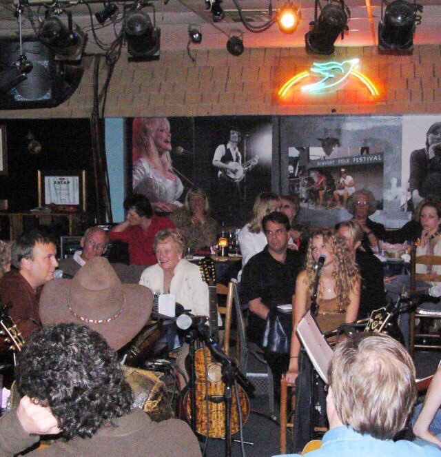 Taylor biểu diễn tại quán cà phê Bluebird.