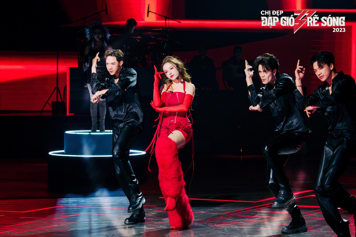 Phần trình diễn của Huyền Baby cũng không thua kém đàn chị.