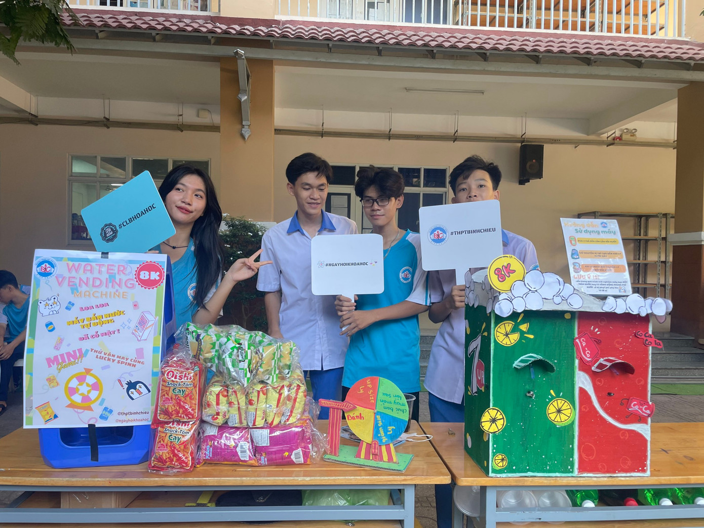 Hai gian hàng trải nghiệm: Nước tự động, trường học thông minh.