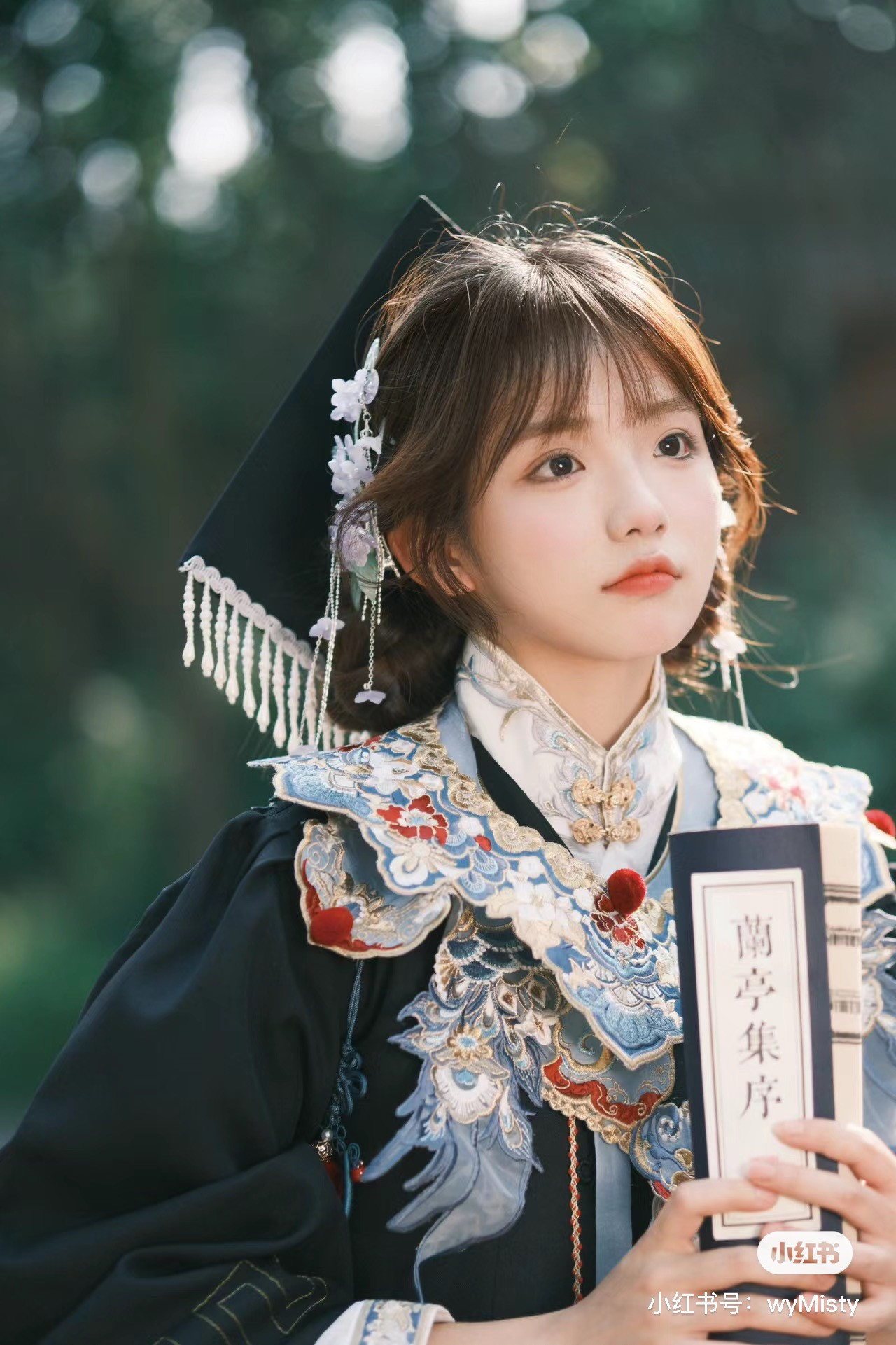 Nhan sắc trong veo của dàn nữ sinh trong lễ tốt nghiệp. Nguồn: Xiaohongshu