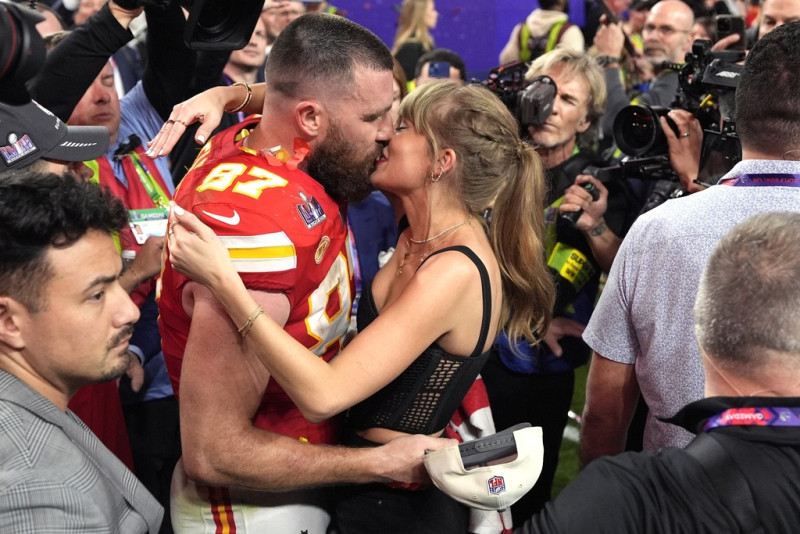 Travis Kelce nhận nhiều sự chú ý từ khi hẹn hò Taylor Swift.