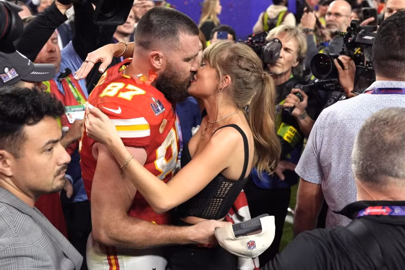 Travis Kelce nhận nhiều sự chú ý từ khi hẹn hò Taylor Swift. Travis Kelce nhận nhiều sự chú ý từ khi hẹn hò Taylor Swift.