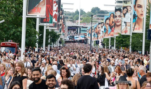 Lượng khán giả tại buổi diễn vẫn cao ngất ngưỡng. Lượng khán giả tại buổi diễn vẫn cao ngất ngưỡng.