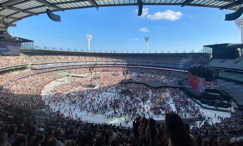 96 nghìn khán giả bao trùm sân vận động Melbourne Cricket Ground. 96 nghìn khán giả bao trùm sân vận động Melbourne Cricket Ground.