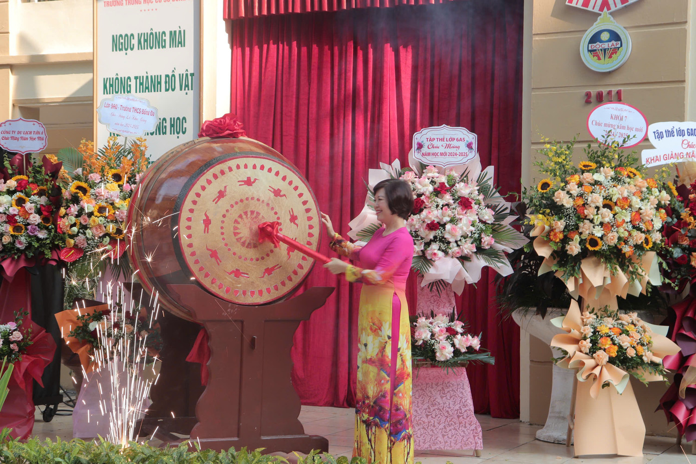 Tiếng trống khai trường như lời thúc giục, thể hiện sự quyết tâm, cố gắng của thầy cô và trò trường THCS Đống Đa trong năm học 2024 - 2025. Tiếng trống khai trường như lời thúc giục, thể hiện sự quyết tâm, cố gắng của thầy cô và trò trường THCS Đống Đa trong năm học 2024 - 2025.