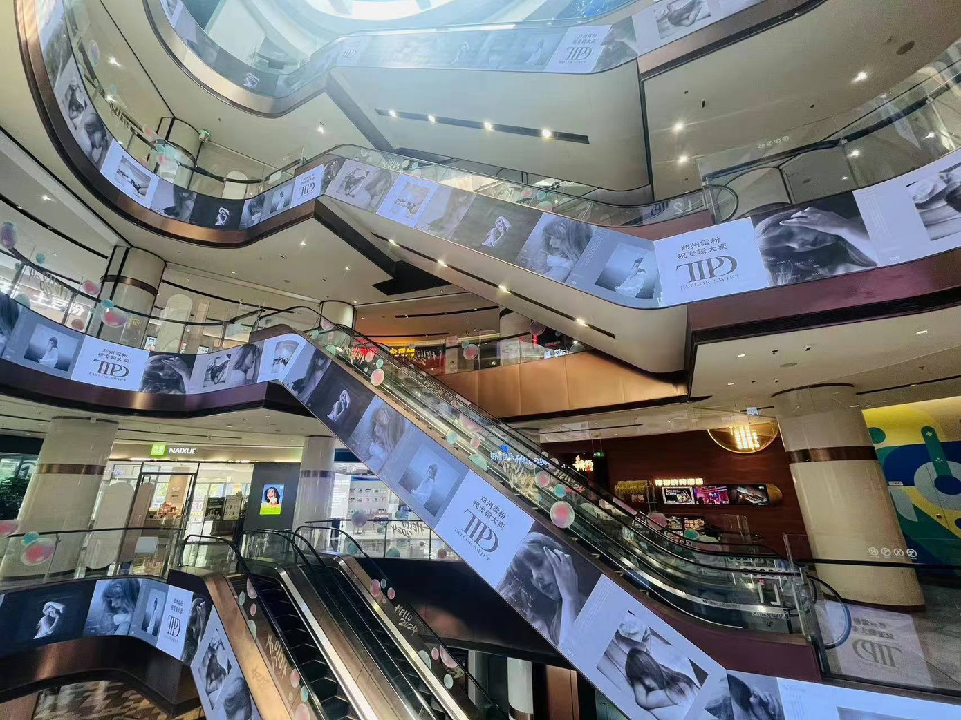 Hình ảnh quảng bá cho The Tortured Poets Department tại các trung tâm thương mại.