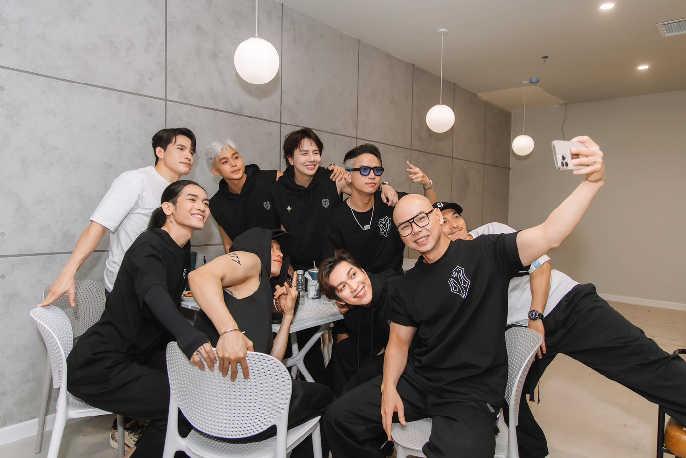 Trước đó, từ nhiều thước phim ở ký túc xá sống cùng các "anh tài", hình ảnh nam ca sĩ liên tục ho, sổ mũi, lạc giọng… từng khiến khán giả lo lắng.