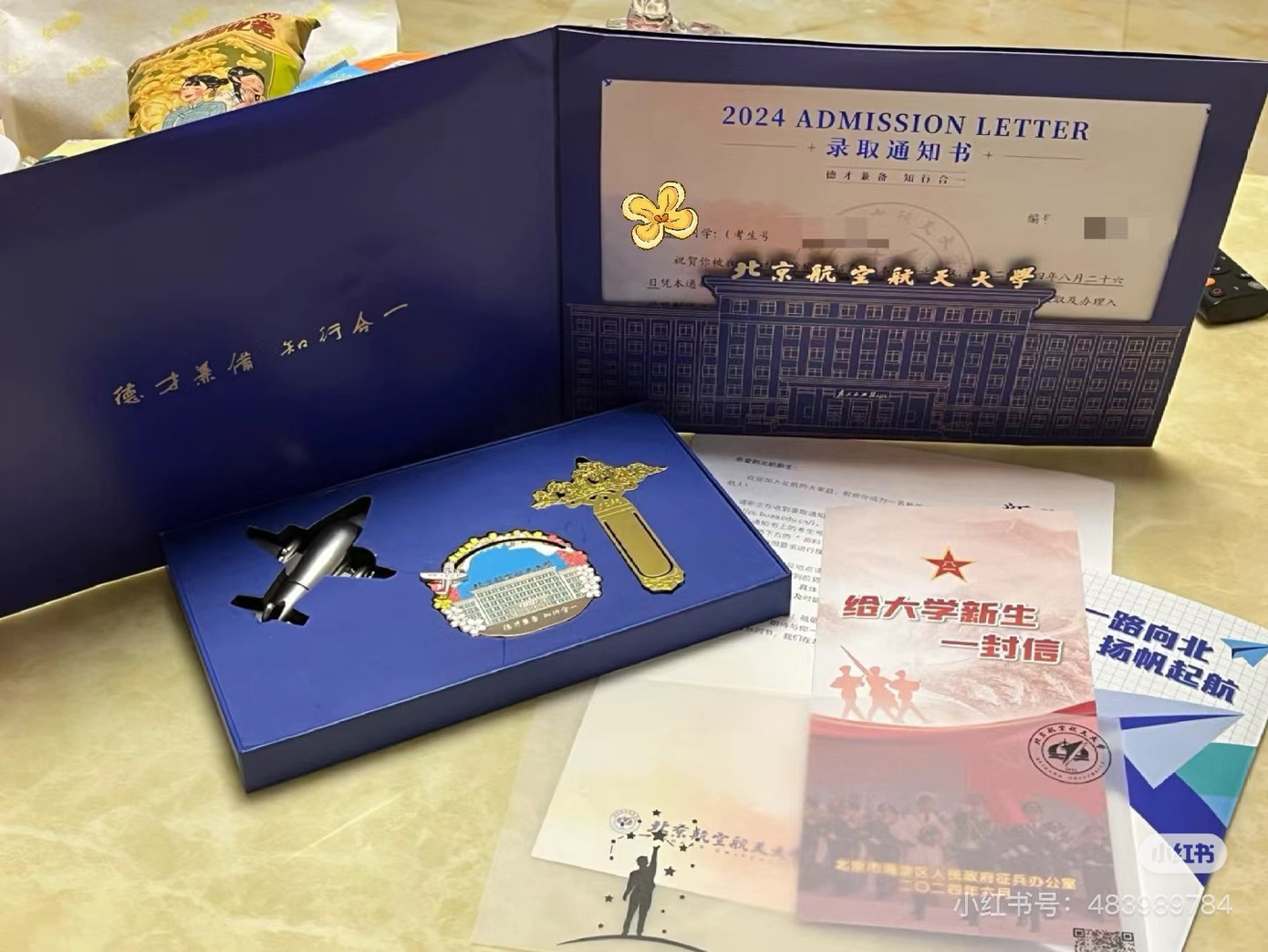 Toàn bộ thiết kế của giấy nhập học và các vật phẩm đi kèm đều toát lên sự chuyên nghiệp và tạo ấn tượng mạnh mẽ cho tân sinh viên Đại học Hàng không Vũ trụ Bắc Kinh.