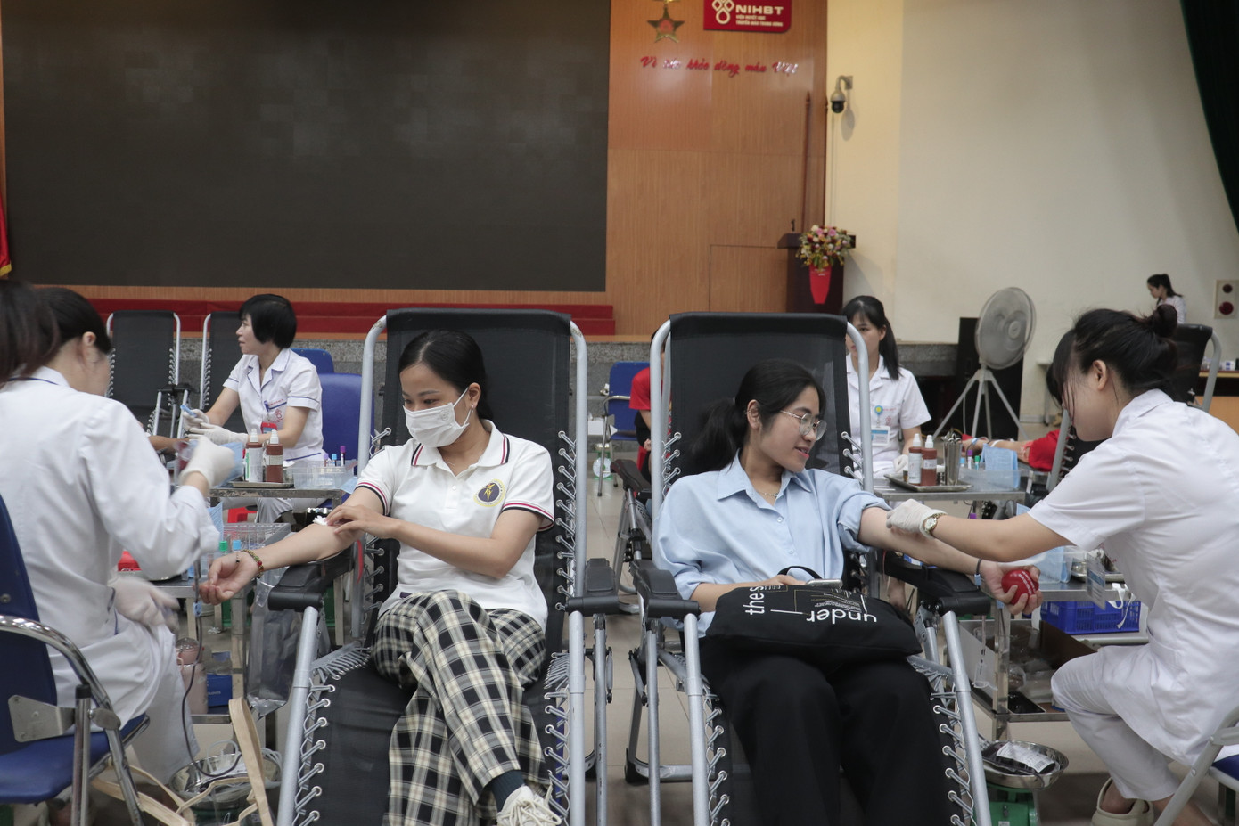 Đông đảo bạn trẻ tham gia hoạt động hiến máu tình nguyện.