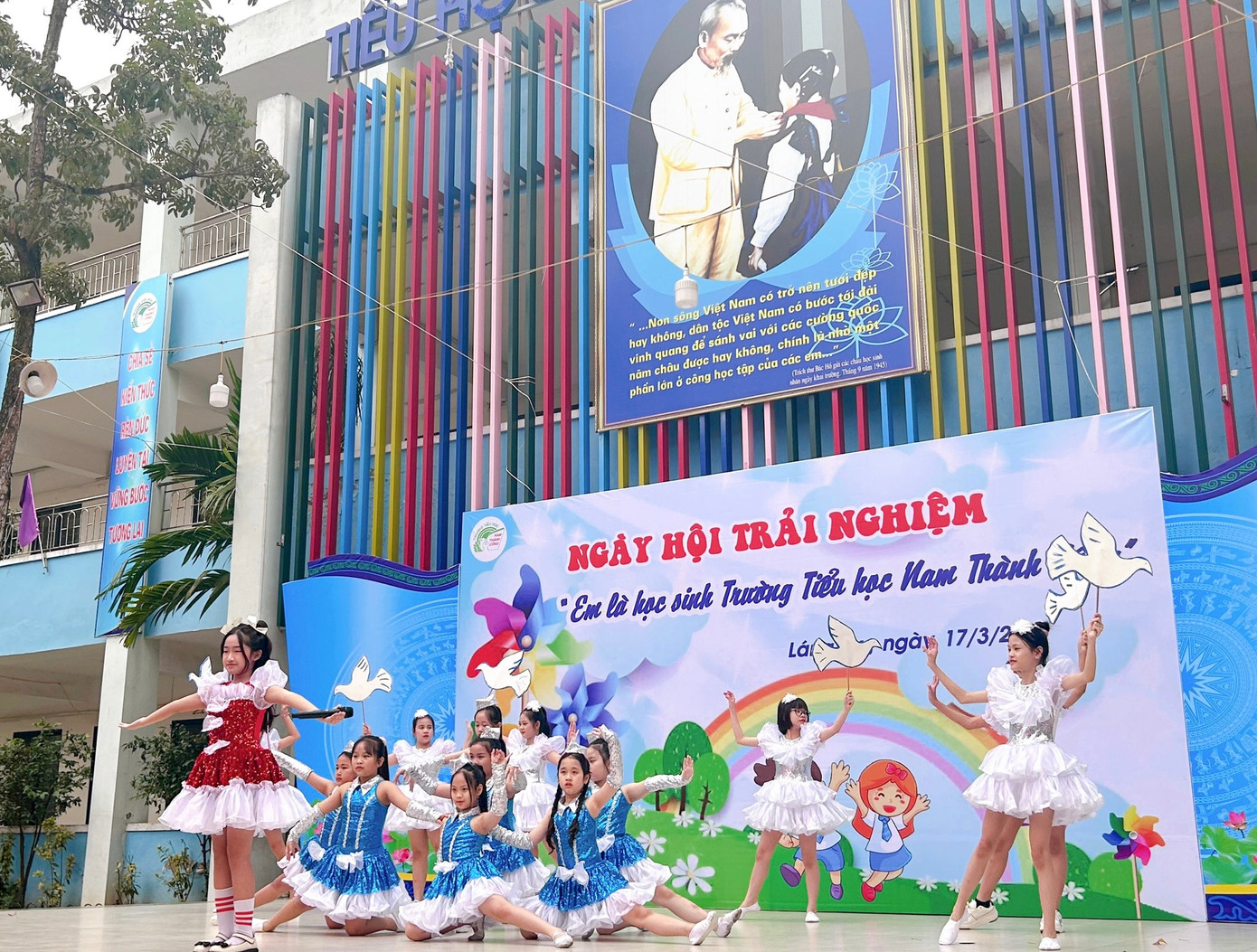 Những tiết mục văn nghệ đặc sắc đến từ tween trường Tiểu học Nam Thành Công.