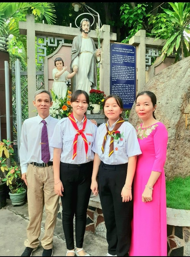 Vũ Nguyễn Ngân Khánh và gia đình. Vũ Nguyễn Ngân Khánh và gia đình.