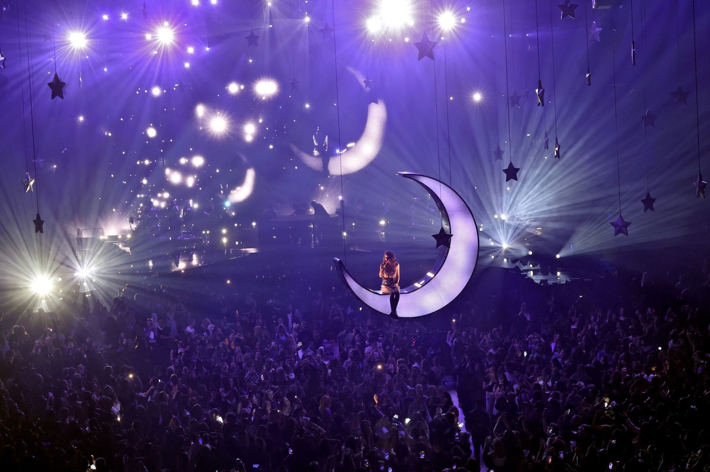 Tiết mục gây thương nhớ cho nhiều khán giả tại show diễn.