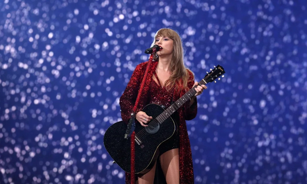 Taylor cũng dành tặng những ca khúc bất ngờ để đáp lại tình cảm của các Swifties Ý. Taylor cũng dành tặng những ca khúc bất ngờ để đáp lại tình cảm của các Swifties Ý.