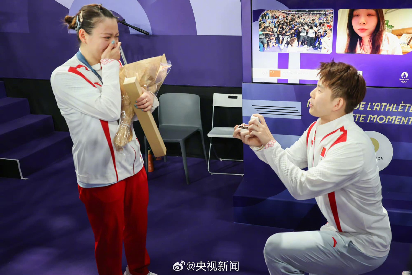 Cặp đôi có cái kết viên mãn ngay trên sóng truyền hình trực tiếp. Nguồn: Weibo Cặp đôi có cái kết viên mãn ngay trên sóng truyền hình trực tiếp. Nguồn: Weibo