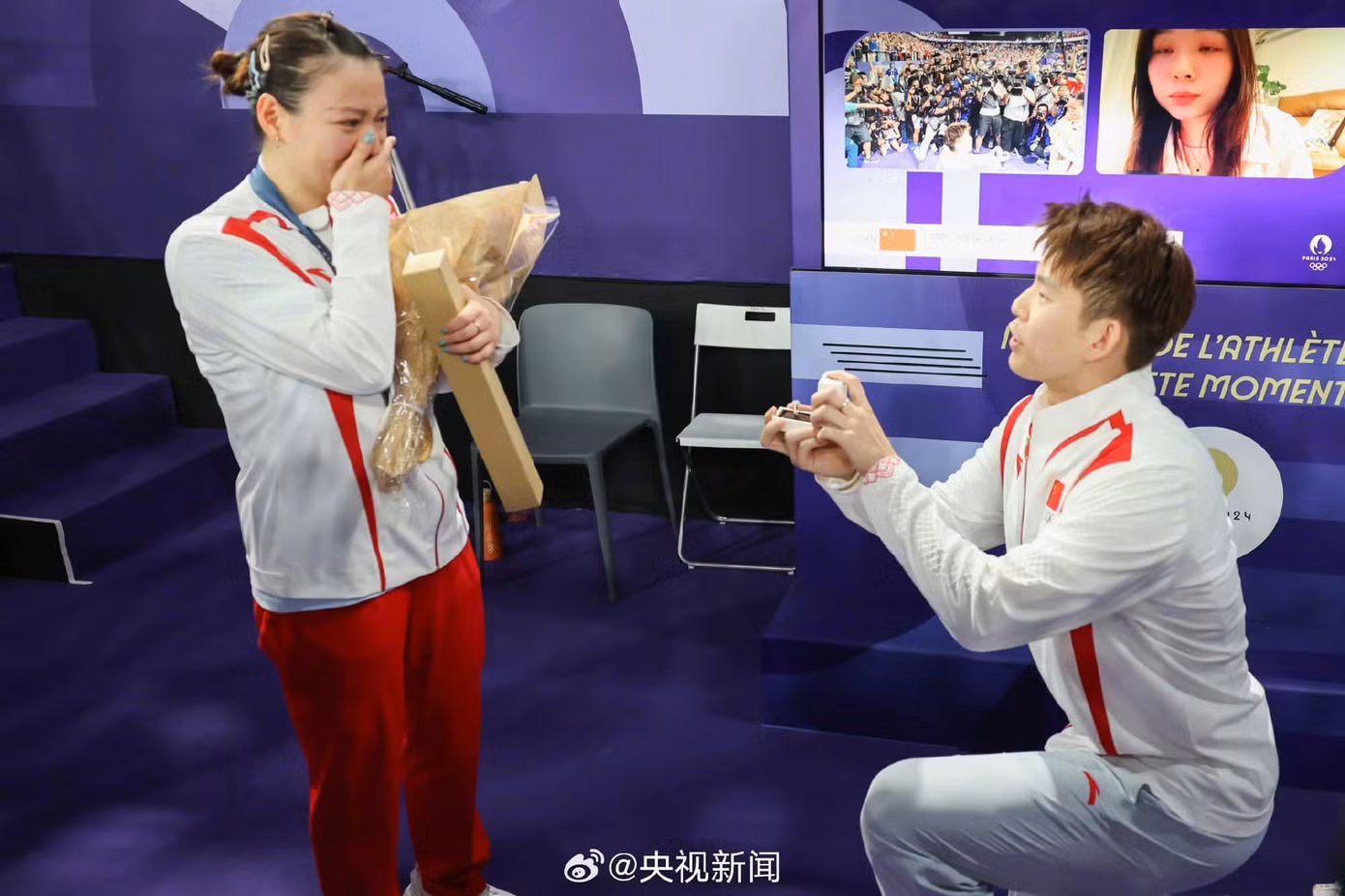 Cặp đôi có cái kết viên mãn ngay trên sóng truyền hình trực tiếp. Nguồn: Weibo