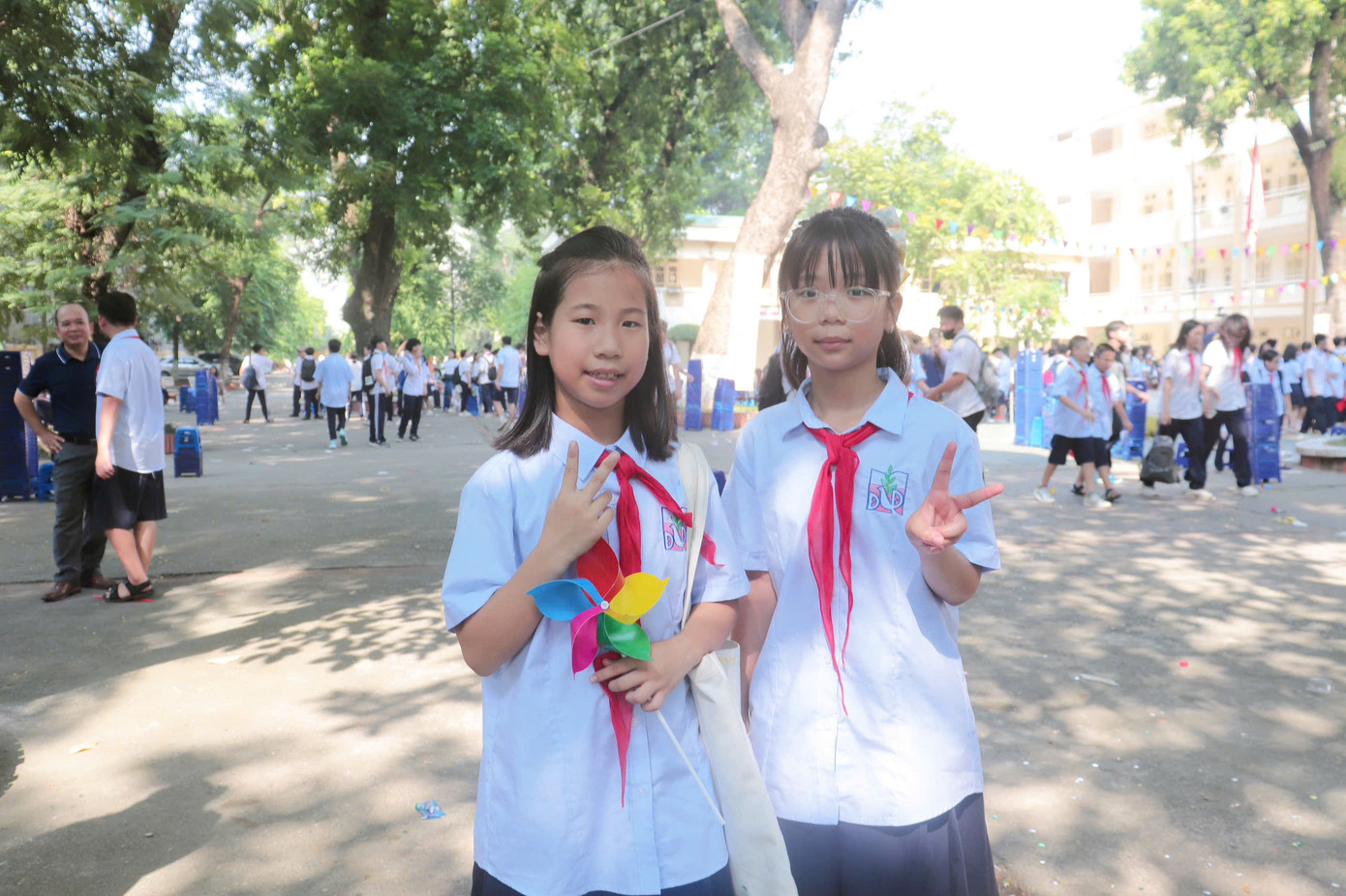 Các bạn học sinh cùng bố mẹ và bạn bè check-in trong ngày tựu trường. Các bạn học sinh cùng bố mẹ và bạn bè check-in trong ngày tựu trường.