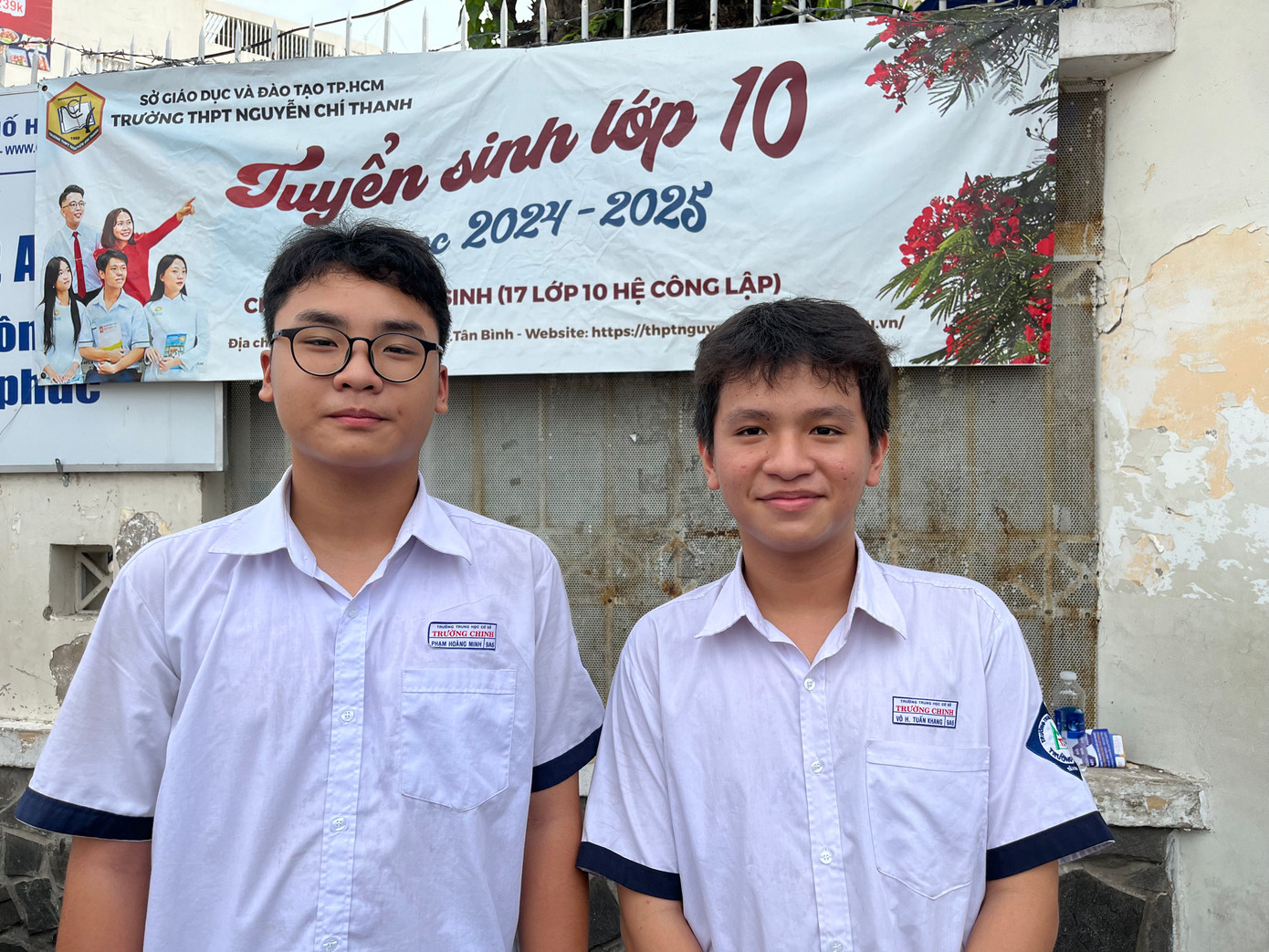 Bạn Tuấn Khang (ngoài cùng bên phải). Ảnh: Trang Huyền.