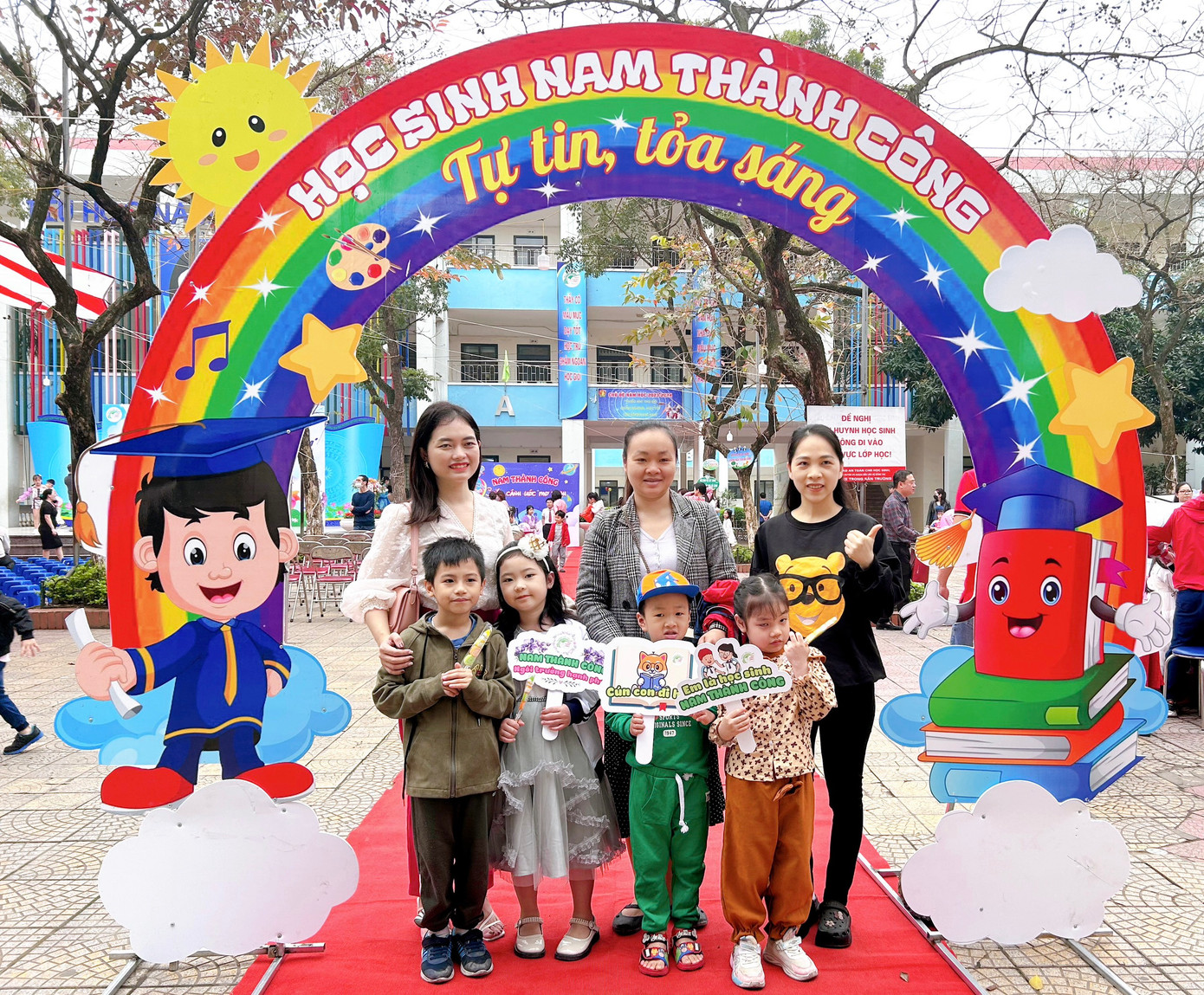 Các bạn nhỏ hào hứng cùng bố mẹ đến ngày hội trải nghiệm.