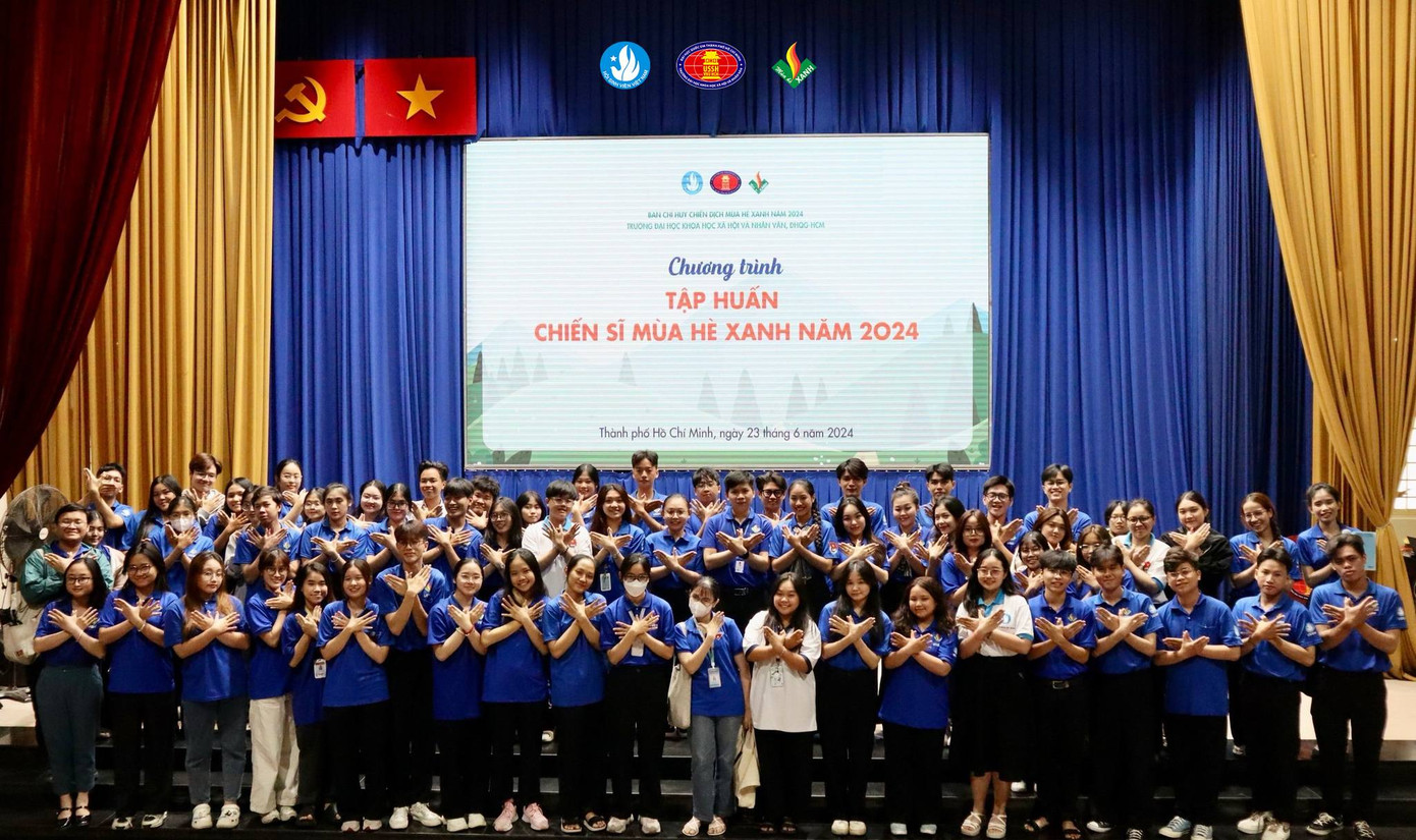 Buổi tập huấn chiến sĩ đầu tiên. Nguồn: Hành trình mùa xanh Buổi tập huấn chiến sĩ đầu tiên. Nguồn: Hành trình mùa xanh