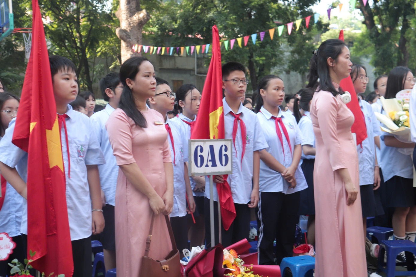 Hội "tân binh" chăm chú lắng nghe trong buổi lễ khai giảng tại ngôi trường mới. Hội "tân binh" chăm chú lắng nghe trong buổi lễ khai giảng tại ngôi trường mới.