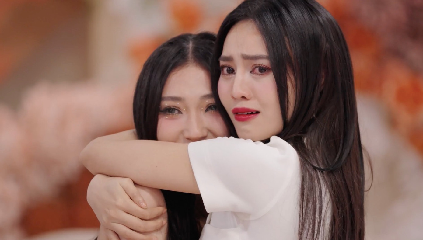 "Chị đẹp" Lan Ngọc đã khóc rất nhiều khi phải nói lời chia tay với Khổng Tú Quỳnh. "Chị đẹp" Lan Ngọc đã khóc rất nhiều khi phải nói lời chia tay với Khổng Tú Quỳnh.