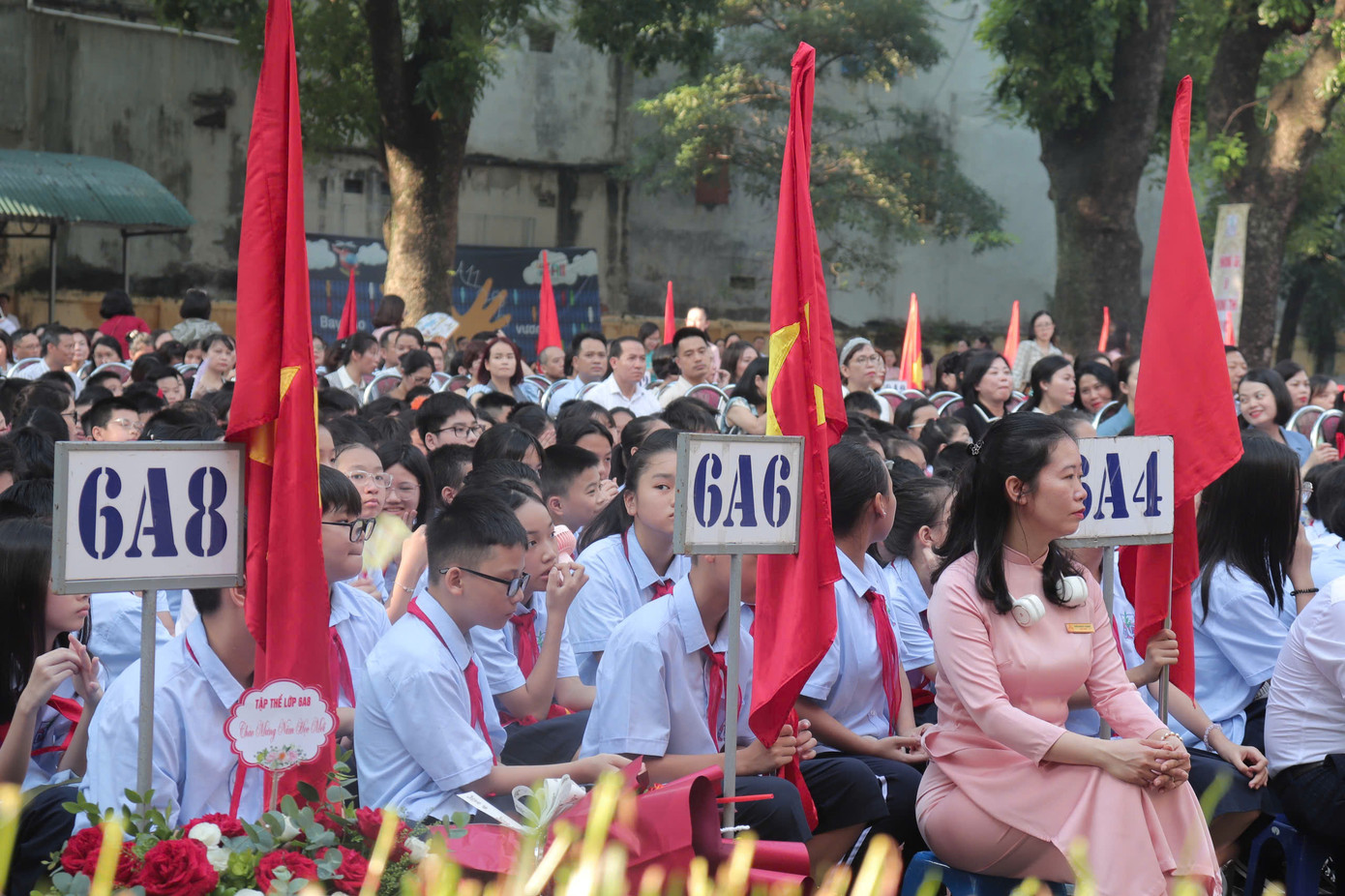 Hội "tân binh" chăm chú lắng nghe trong buổi lễ khai giảng tại ngôi trường mới. Hội "tân binh" chăm chú lắng nghe trong buổi lễ khai giảng tại ngôi trường mới.