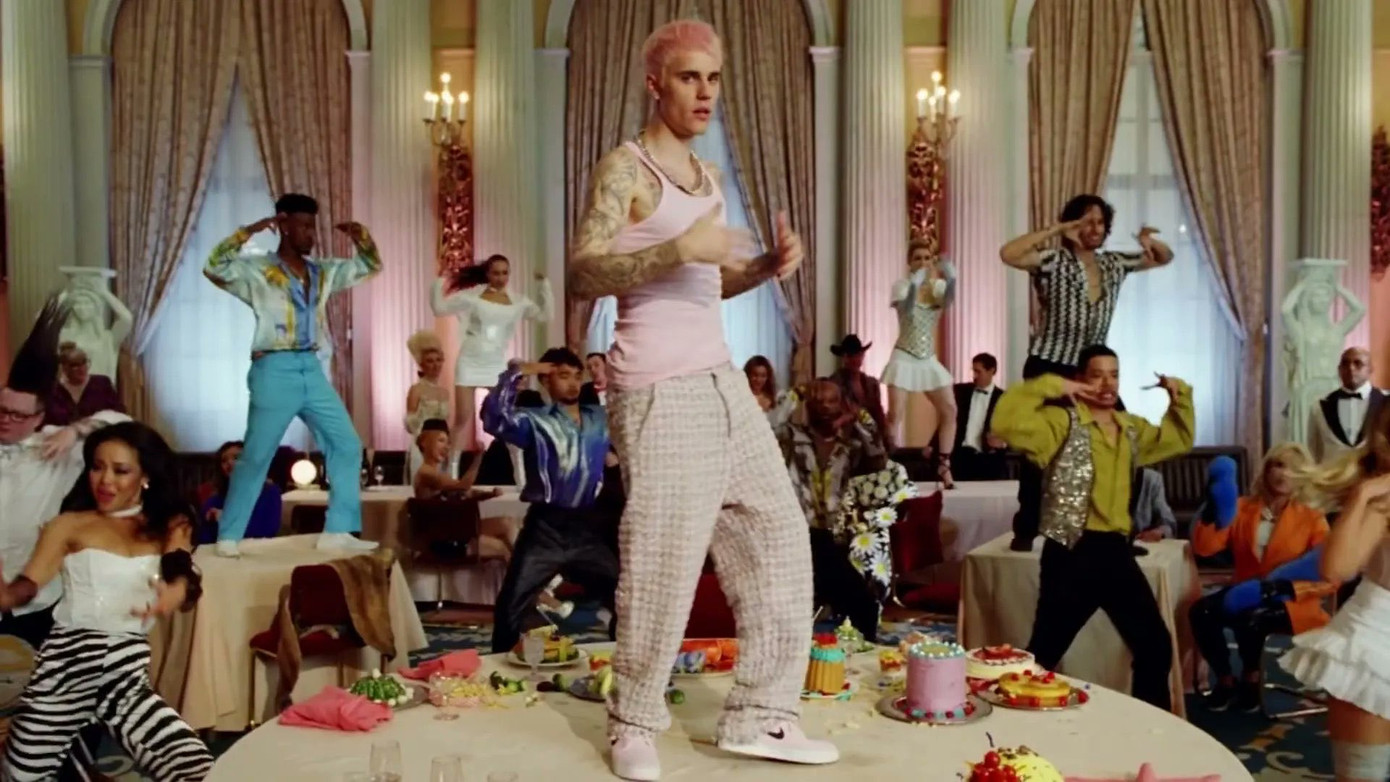 Phân cảnh trong MV đang được cư dân mạng đưa ra "mổ xẻ". Phân cảnh trong MV đang được cư dân mạng đưa ra "mổ xẻ".