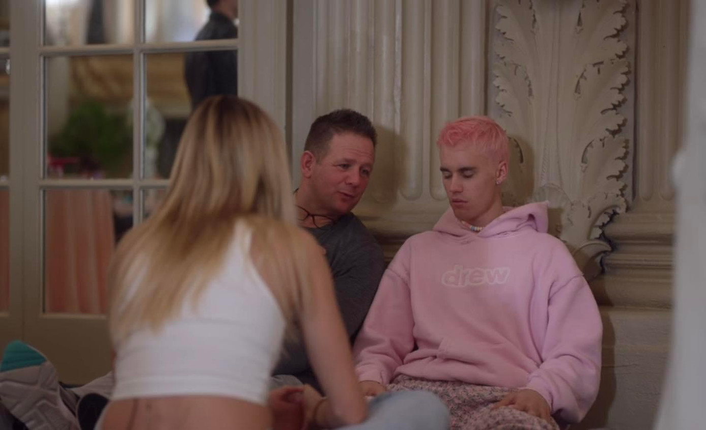 Tinh thần của Justin Bieber không ổn định trong hậu trường MV. Tinh thần của Justin Bieber không ổn định trong hậu trường MV.