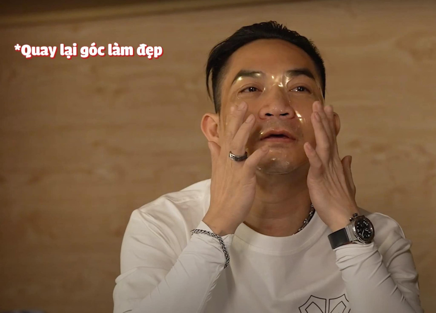 &quot;Anh tài&quot; Phạm Khánh Hưng chăm chỉ đắp mặt nạ.