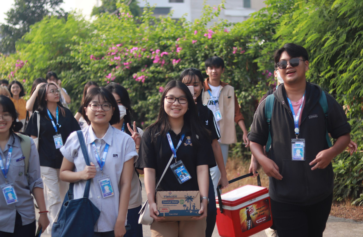 Đoàn học sinh ghé thăm nhà dưỡng lão tình thương Vinh Sơn. Đoàn học sinh ghé thăm nhà dưỡng lão tình thương Vinh Sơn.