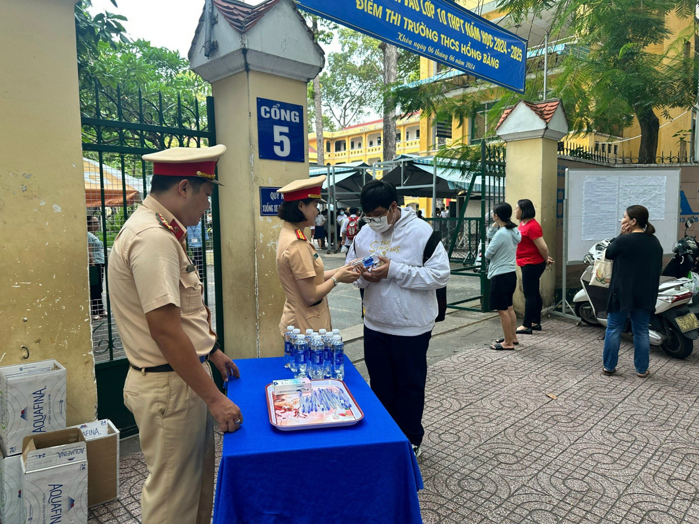 Điểm thi tại trường THCS Hồng Bàng có sự hỗ trợ của các cô chú công an. Ảnh: Kim Sáng. Điểm thi tại trường THCS Hồng Bàng có sự hỗ trợ của các cô chú công an. Ảnh: Kim Sáng.