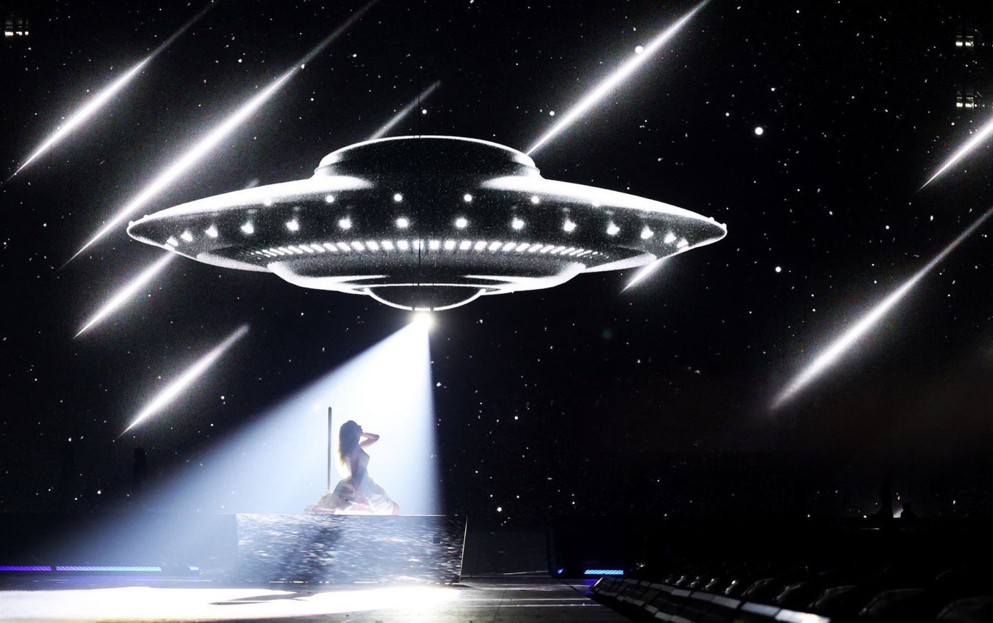 Phần trình diễn Down Bad với hiệu ứng đĩa bay. Phần trình diễn Down Bad với hiệu ứng đĩa bay.