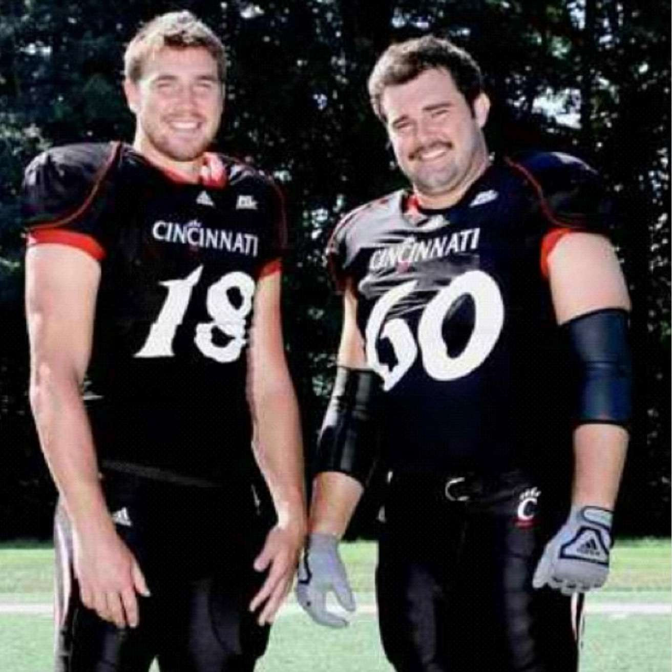 Travis và anh trai thi đấu cho câu lạc bộ ở trường đại học.