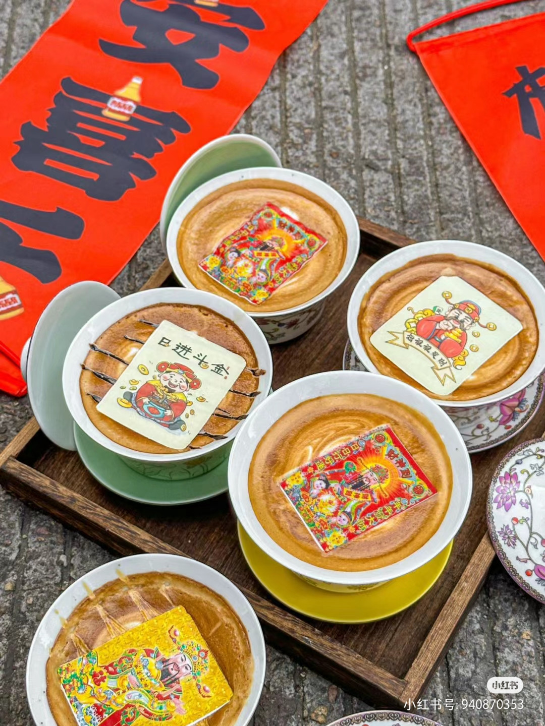 Không những trang trí đẹp mắt, đồ uống còn mang ý nghĩa may mắn. Nguồn: xiaohongshu Không những trang trí đẹp mắt, đồ uống còn mang ý nghĩa may mắn. Nguồn: xiaohongshu