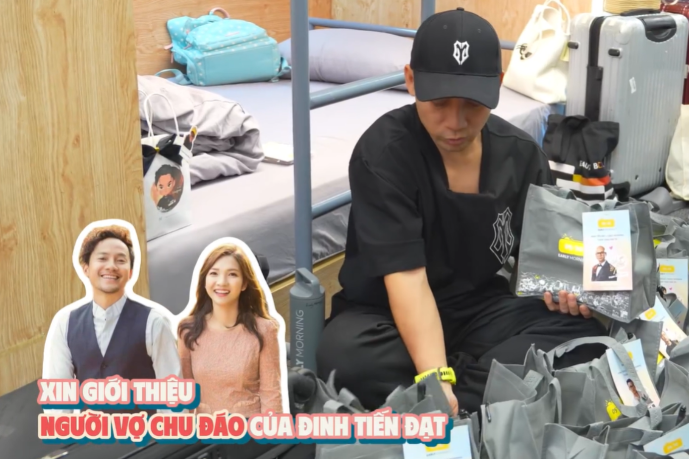 Vợ &quot;anh tài&quot; Đinh Tiến Đạt chuẩn bị 33 chiếc ly để tặng các &quot;anh tài&quot; ký tên làm kỷ niệm. Nam &quot;anh tài&quot; còn nhắn nhủ: &quot;Tối nay phải về ký hết để cất làm kỷ niệm luôn&quot;.