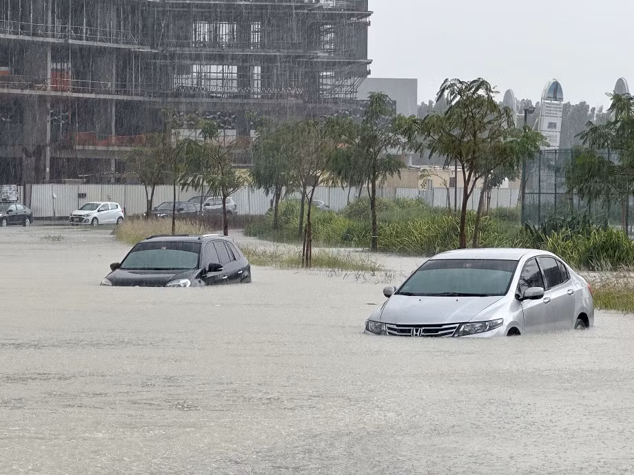 Xe cộ ngập nước trên đường phố Dubai trong trận mưa lớn ngày 16/4. Ảnh: Reuters Xe cộ ngập nước trên đường phố Dubai trong trận mưa lớn ngày 16/4. Ảnh: Reuters