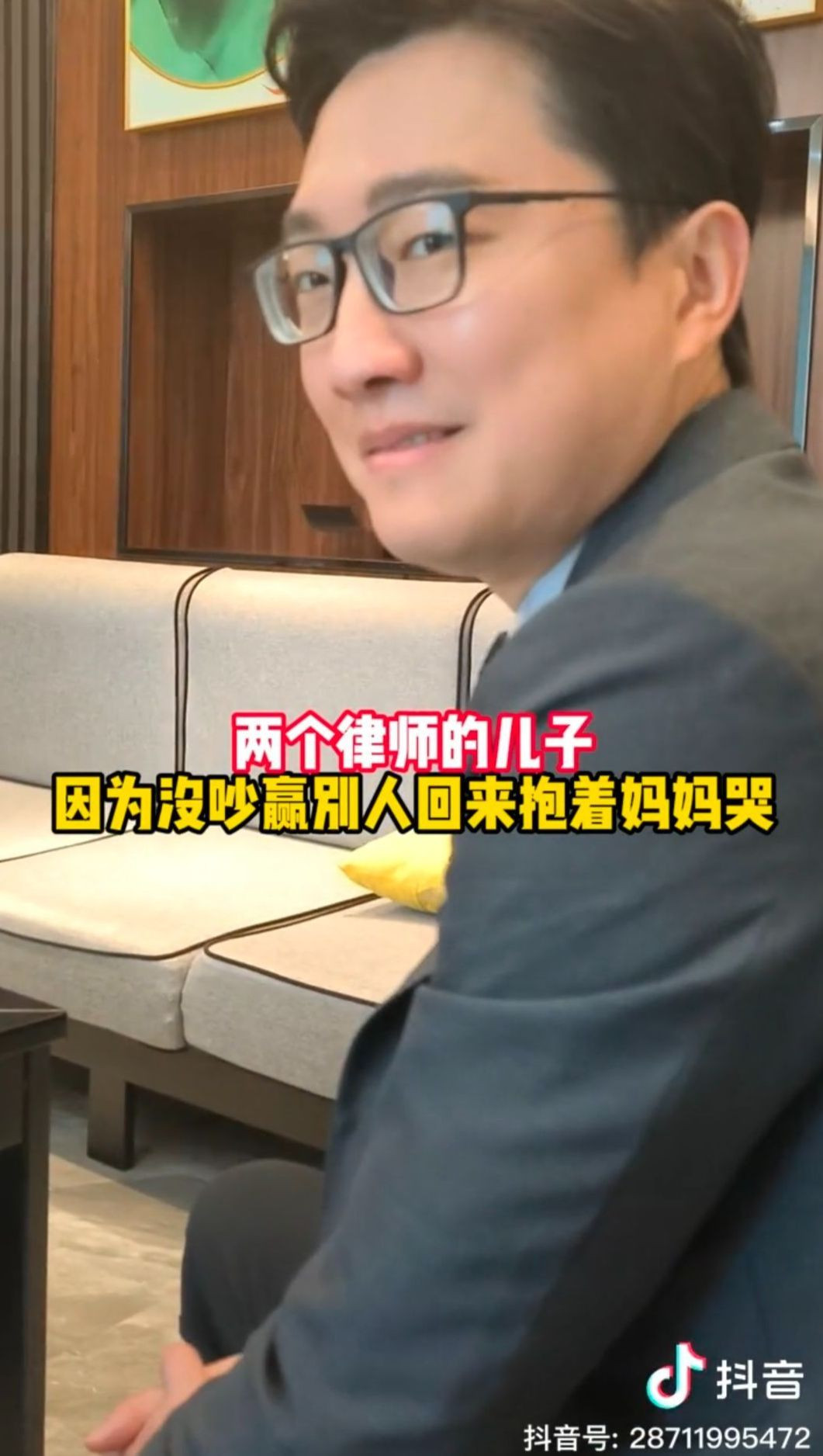 Biểu cảm hài hước của ông bố khiến dân tình được phen cười nghiêng ngả. Biểu cảm hài hước của ông bố khiến dân tình được phen cười nghiêng ngả.