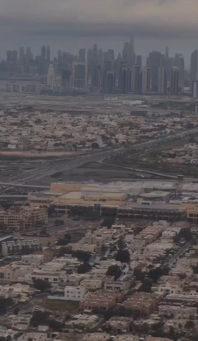 Thành phố Dubai nhìn từ trên cao xuống. Thành phố Dubai nhìn từ trên cao xuống.