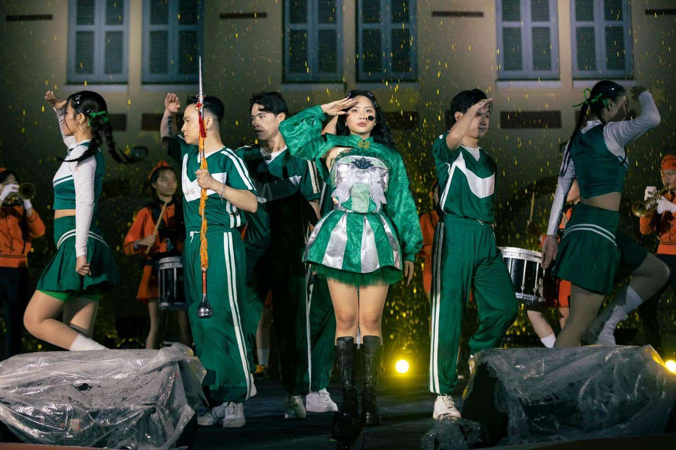 Dù trời mưa to nhưng các teen MC vẫn quyết tâm “đạp sóng rẽ gió”, quẩy hết mình cùng chị đẹp Phương Mỹ Chi. Ảnh: Liveshow Vũ trụ cò bay