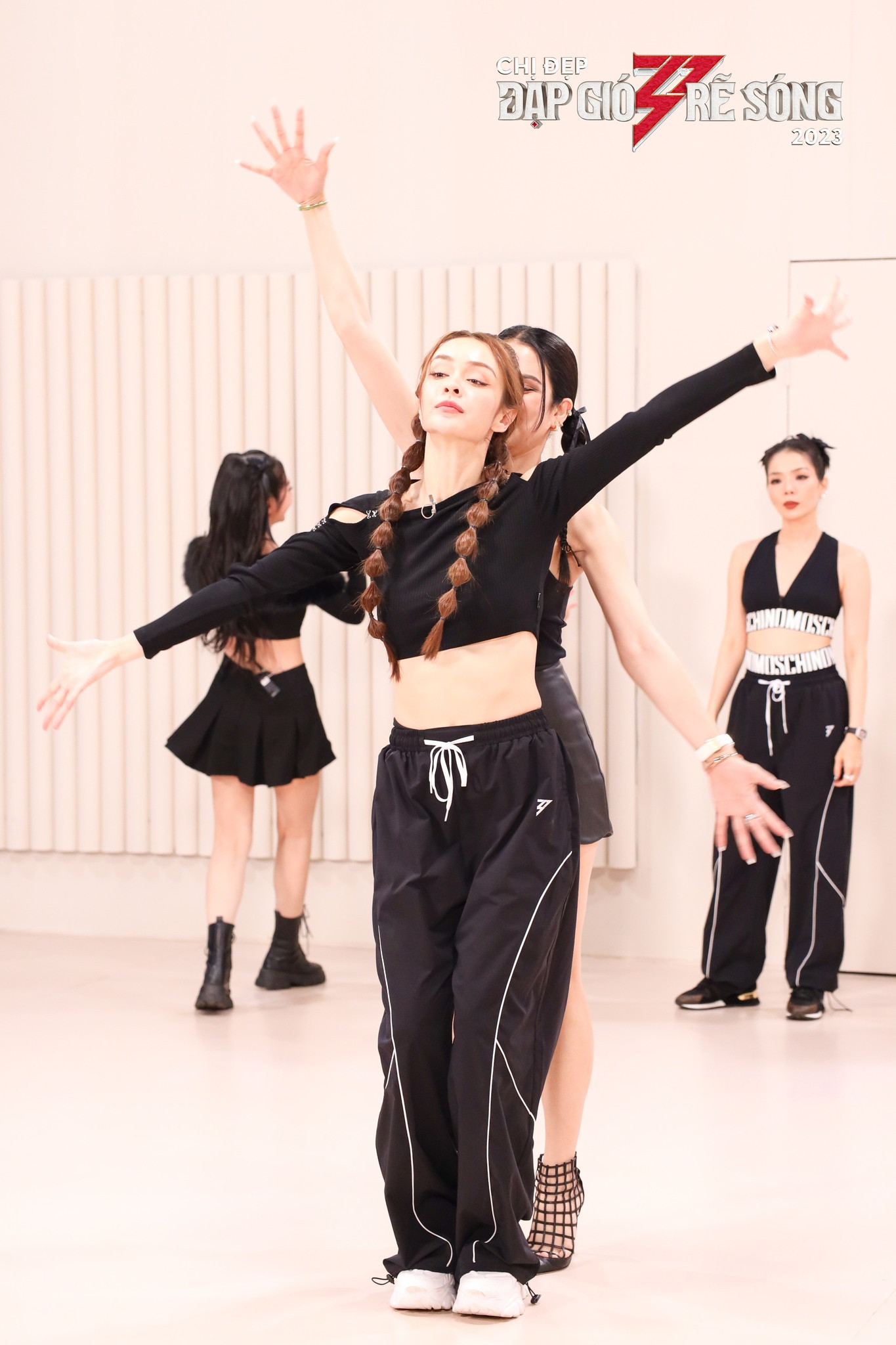 MLee và Diệp Lâm Anh cũng là cặp "chị đẹp" chung nhau nhiều Công diễn. MLee và Diệp Lâm Anh cũng là cặp "chị đẹp" chung nhau nhiều Công diễn.