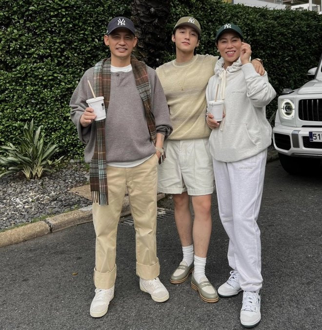 Sơn Tùng chia sẻ khoảnh khắc chụp cùng bố mẹ lên mạng xã hội. Sơn Tùng chia sẻ khoảnh khắc chụp cùng bố mẹ lên mạng xã hội.