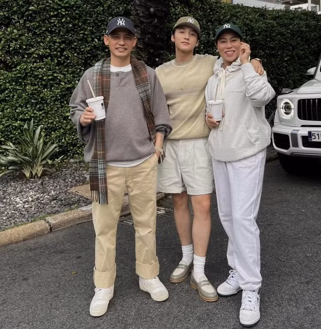 Sơn Tùng chia sẻ khoảnh khắc chụp cùng bố mẹ lên mạng xã hội.