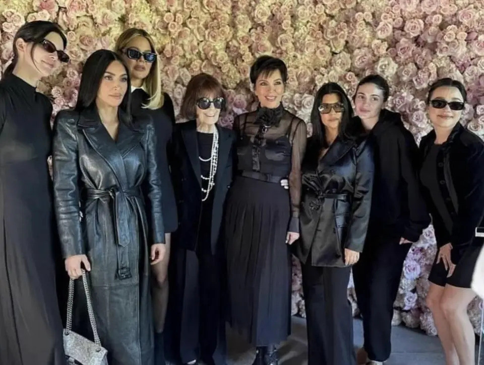 Kylie Jenner được cho là mặc hoodie để che bụng bầu tại một sự kiện của gia đình. Kylie Jenner được cho là mặc hoodie để che bụng bầu tại một sự kiện của gia đình.