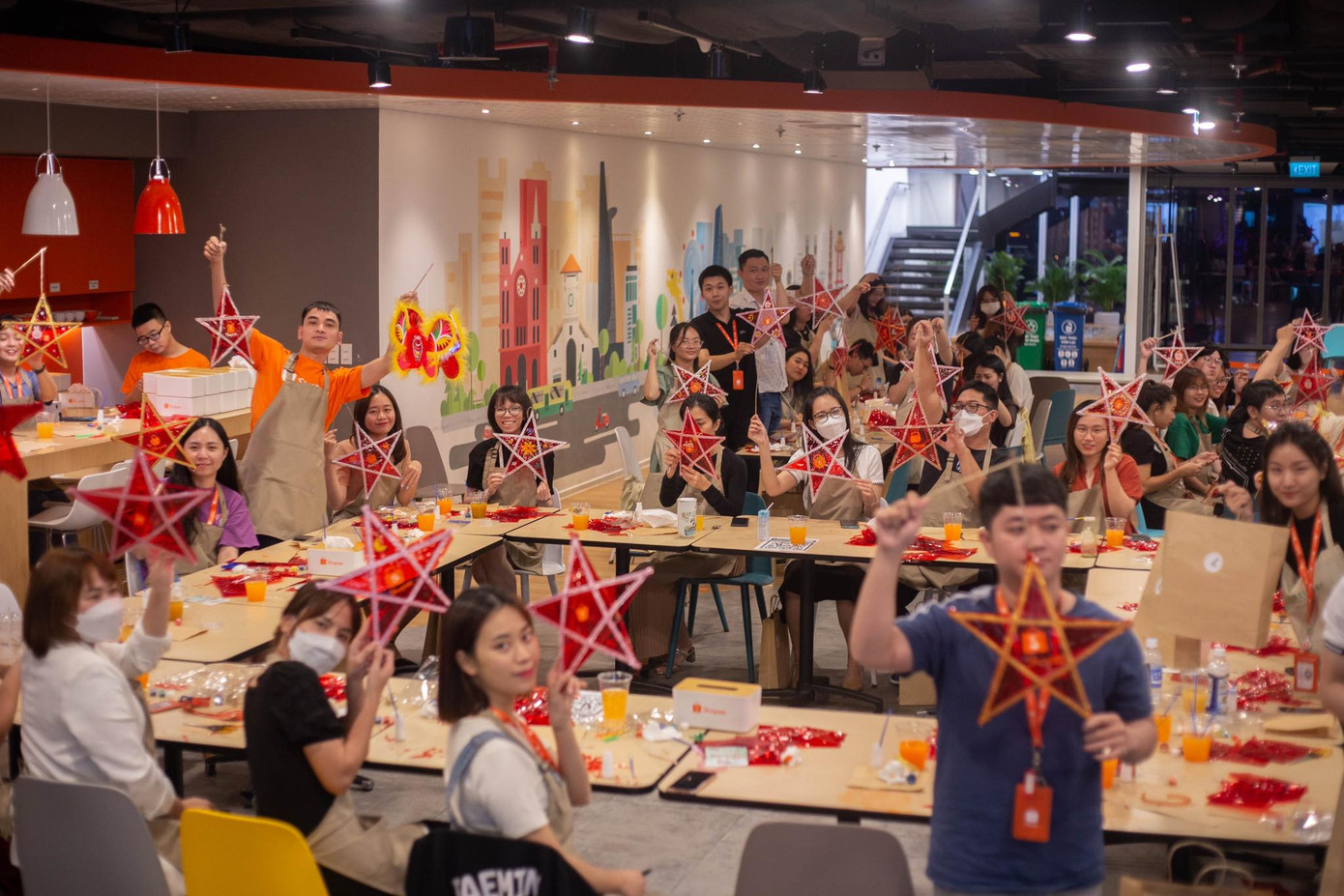 Hẹn hò cùng crush làm lồng đèn là một ý tưởng rất độc đáo trong mùa trăng tròn. Ảnh: The Greenery Art - Workshop Space & Gifts. Hẹn hò cùng crush làm lồng đèn là một ý tưởng rất độc đáo trong mùa trăng tròn. Ảnh: The Greenery Art - Workshop Space & Gifts.