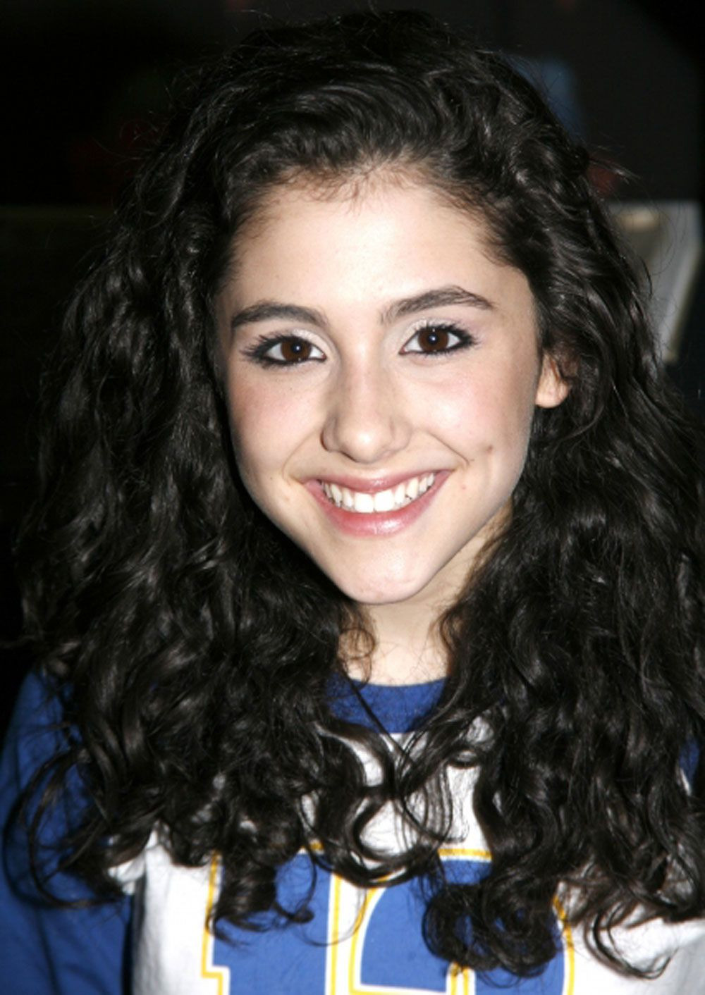 Ariana với mái tóc xoăn đen tự nhiên. Ariana với mái tóc xoăn đen tự nhiên.