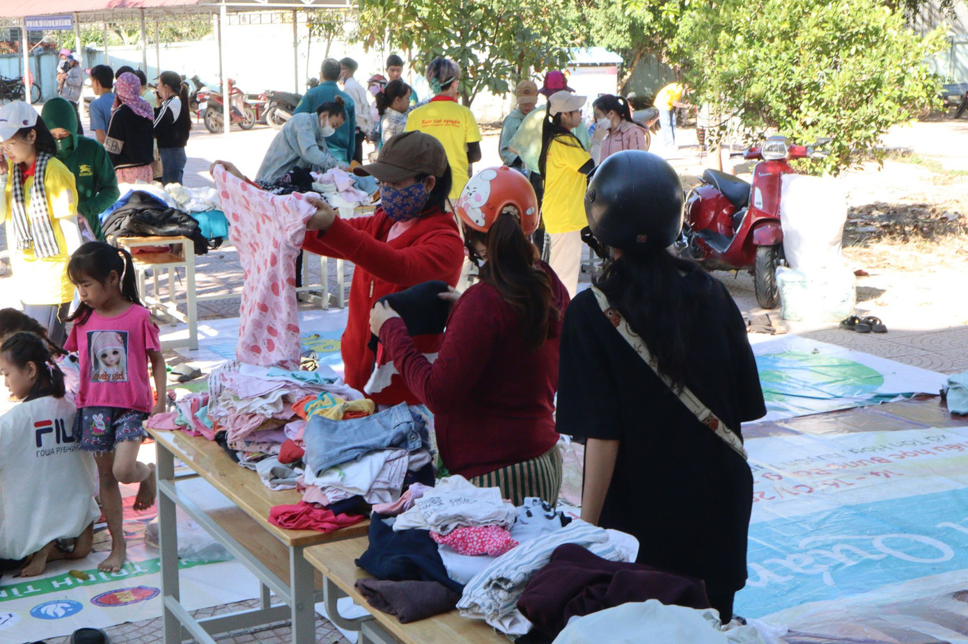 Hoạt động trạm tặng quần áo cũ nằm trong khuôn khổ chương trình.