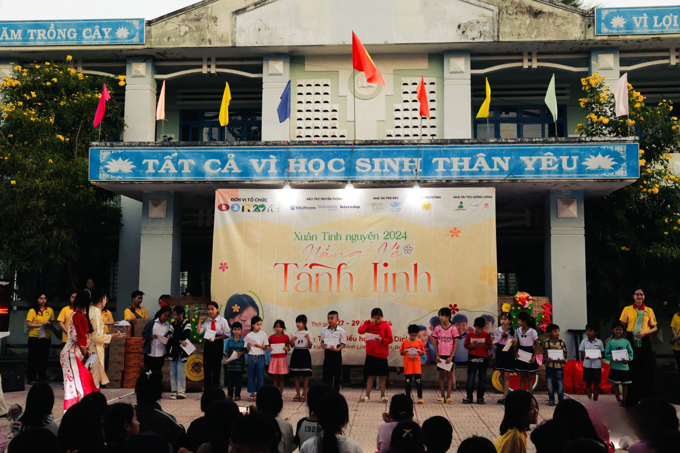 Sau hai tháng chuẩn bị, chương trình Nắng Về Tánh Linh cũng đã huy động được 20 phần quà khuyến học dành cho các em học sinh vượt khó.