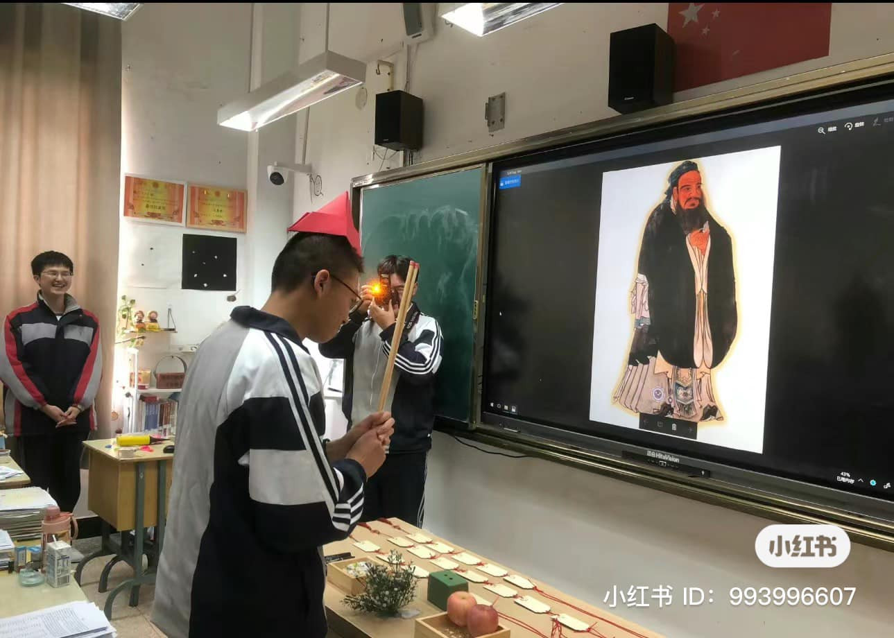 Sĩ tử tin rằng "có thờ có thiêng, có kiêng có lành". Nguồn: Xiaohongshu Sĩ tử tin rằng "có thờ có thiêng, có kiêng có lành". Nguồn: Xiaohongshu