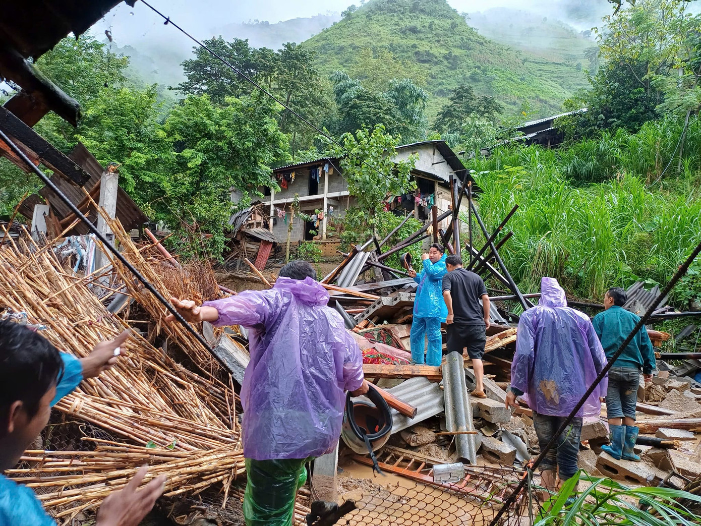 Hình ảnh về thiệt hại từ bão Yagi khiến nhiều người lo lắng. Ảnh: HÀ LINH