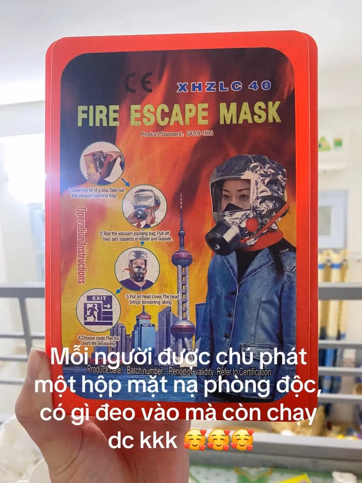 Trang bị bình cứu hỏa, hệ thống báo cháy, báo khói là điều thường thấy ở các khu trọ, nhưng bác chủ tại đây còn phát cho mỗi người dân một mặt nạ phòng độc. Nguồn: Huê Lương